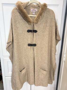 Oliver by Escio Women's Tan Hooded Knit Poncho Faux Fur Trim & Toggle Closures